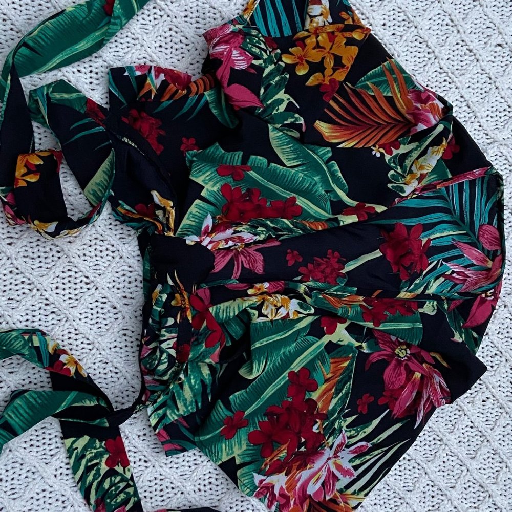 Hawaiian Crop Top/Pool Cover Up Size Size Small in Excellent Condition